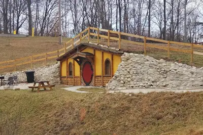 Image de Hobbit House in Cliffview Resort, Artisan Crafted, Themed. Centrally Located