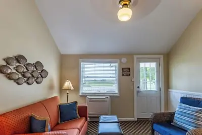 Two bedroom cottage with 3 beds and a sofa sleeper