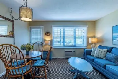 Ground-level, lakefront, large studio 