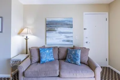 Lakefront room that sleeps 5