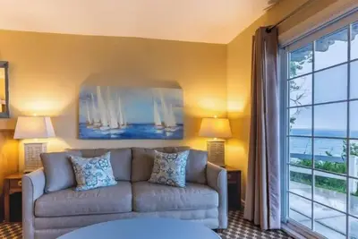 Lakefront, king bed and sofa sleeper, ground level 