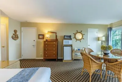 Lakefront king bed, double bed and sofa sleeper