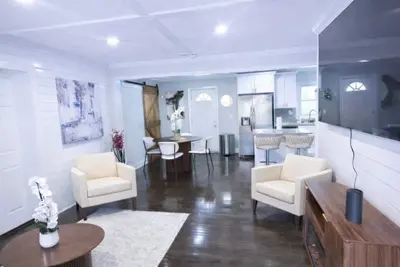 Image de Lux 4bedroom Retreat 20 minutes 2 Atlanta Dt\nFire Pit✅ BigYard✅ Sleeps 14✅ Cozy✅