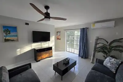 Tropical Poolside Getaway in Freeport