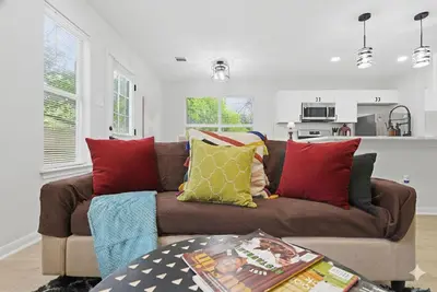 Image de Modern 4br Gem with Free Parking ❤️  | Walk to Ut Sleep 10