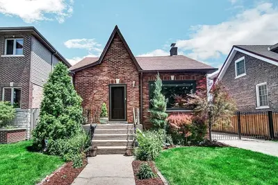 Image de 2-bedroom house on a quiet, tree-lined street with modern amenities throughout