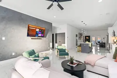 Image de Hottub + Putting Green Oasis 12 to Downtown