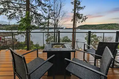 Scenic New Waterfront Cabin on Hammersley Inlet