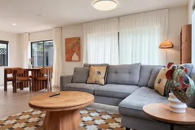 North Shore Convenience Stay 3br - Yard & Deck