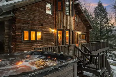 Image de Stratton Log Lodge: Hot Tub + Privacy | Sleeps 13