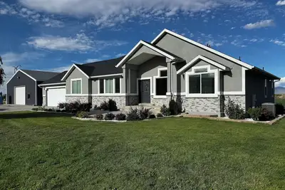 Image de Luxury Farm Retreat with Theater Room & Panoramic Mountain Views