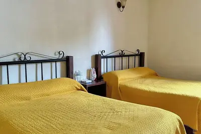 Image de Hotel in Tuxtla with comfortable rooms and a family-friendly, pet-friendly.