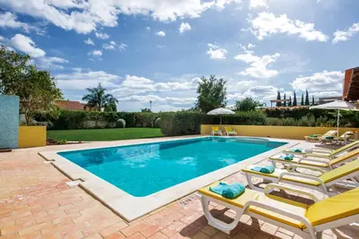 Image de Enjoy your own private villa in Estoi with optional heated pool.