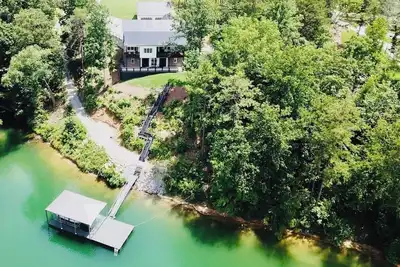 Image de 5br Lakefront Retreat — Quiet Cove, Large Private Dock & Easy Boat Access
