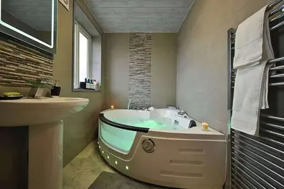 Image de Elegant Cottage With Hot Tub