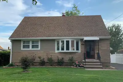 Image de Cozy 2-bedroom house. Only 5 miles from MetLife Stadium. Bus to Nyc on corner.