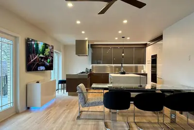 Image de New Riverside Home Close to Manhattan, Spacious, Billiards