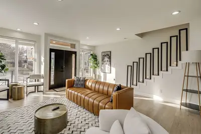 Image de Home Theater + Rooftop Deck! Fountain Sq Stunner