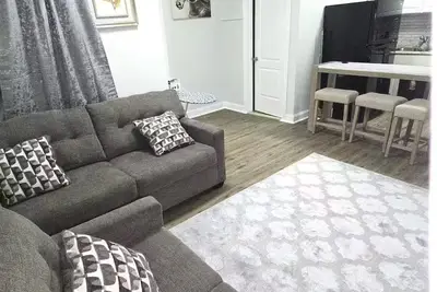 Image de Home away from home 5 minutes away Ewr Airport