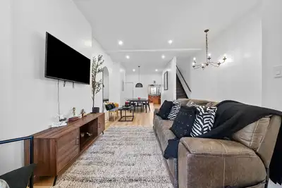 Image de Luxury Modern home☆Near Downtown☆CityEscape ☆Rooftop☆kingbed☆Balcony+FreeParking