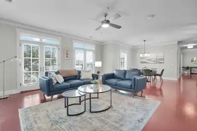 Image de Walkable Historic District Stay | 2 Units, Sleeps 14 | The Juliette by AvantStay