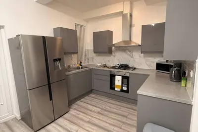 Image de Maison de rêve élégante avec 4 chambres avec salle de bains privative