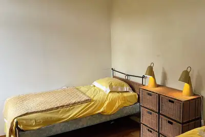 Image de Maison de campagne agréable et lumineuse au milieu d'un grand espace verdoyant.