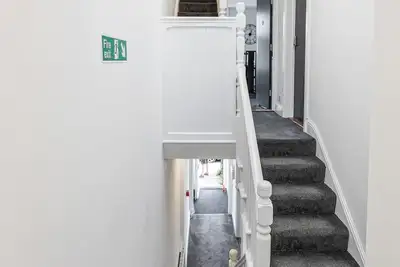 Large 6 bed 3 bath House ideal for workers/large groups