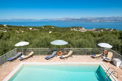 Image de 4 Bedrooms, 3 Bathrooms, Private Pool, Stunning Sea Views, A/C, Wifi. 5 Minute drive to Kassiopi and