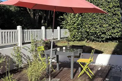 Image de T2 rénové - 5 min plages - grand jardin - calme