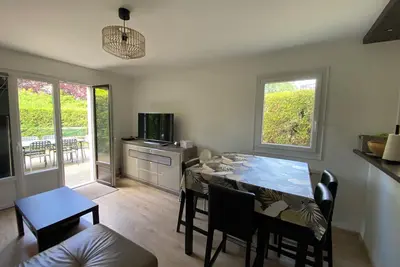 Image de Cocon lumineux avec jardin près de la mer