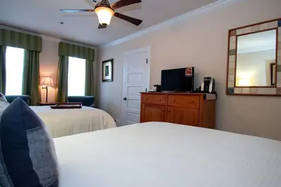 Image de Elegant Retreat with Modern Flat-Screen Tv Near Kentucky Artisan Center