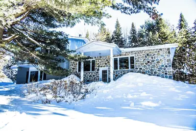 Image de Le LumberJack | Spa couvert • Bord de l’eau • Familles • Lanaudière