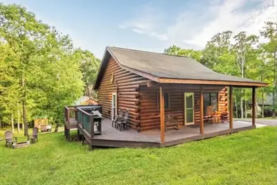 Image de 2-bedroom log cabin oasis in soothing Deep Creek