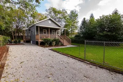 Cozy Raleigh Retreat with Fire Pit