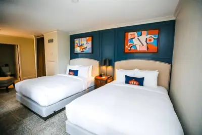 Image de 2 Units | Steps from Spectrum Center – 5 min walk – Downtown Charlotte