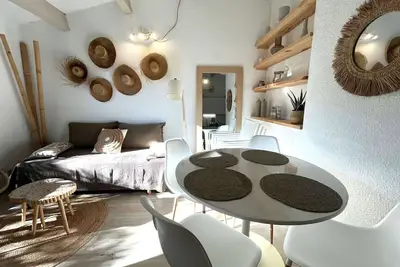 Image de Villa mitoyenne T2 climatisée avec piscine et parking, vue pinède