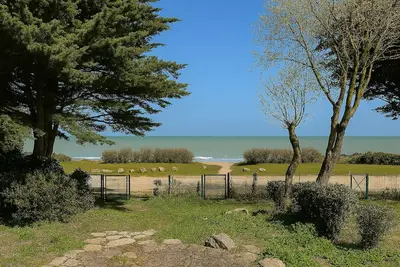 Image de Maison familiale avec vue et accès direct à la plage, dans le centre du village