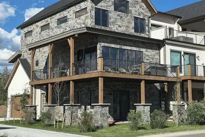 Image de Amazing new corner 5-bedroom townhome in Fraser perfect for family getaways.