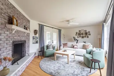 Image de New: Chic Colonial - Family, Fun, Food & Forays!