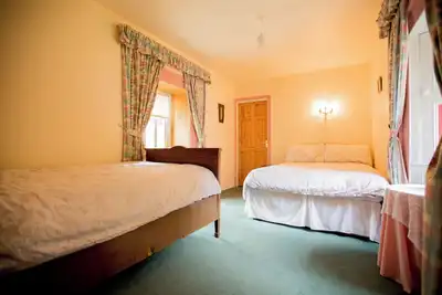 Image de Beautiful 200 year old thatched cottage in the picturesque village of Adare