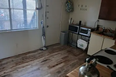 Image de Spacious resting spot in peaceful Savannah with Ac