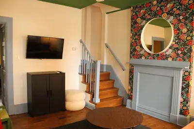 Image de Two-Story Row House amidst Pittsburgh's East Liberty