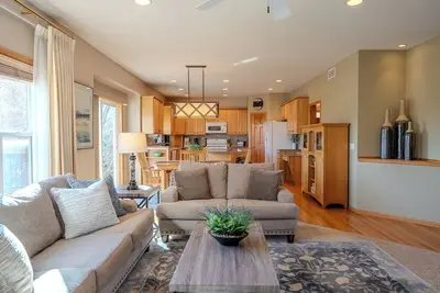 Image de Modern & Spacious 5‑Bedroom Family Home – Near Twin Cities