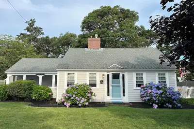Airy Cottage, Private Beach 3 min. “A Little Sandy”
