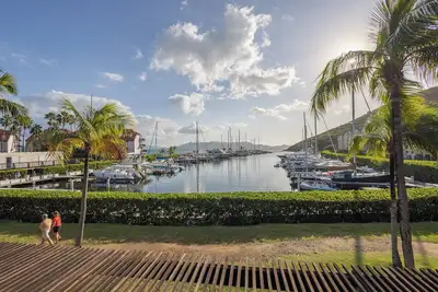 Oceanfront Suite Amethyst at Sapphire Beach w/WiFi, Generator