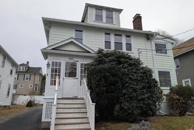 Image de 2br Beautiful Belmont house with laundry, parking, home office and gym