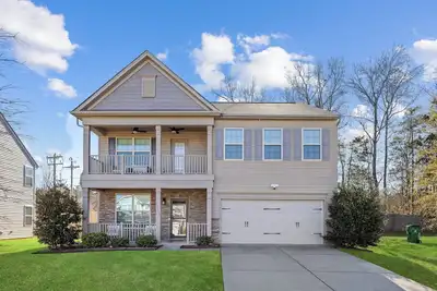 Image de 4br Retreat | Firepit + Fenced Yard | Near Outlets on Vrbo