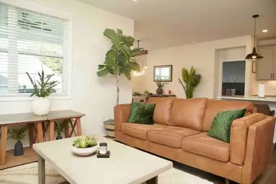 Image de Modern Home: King Bed, 3 Full Baths, Near Highway