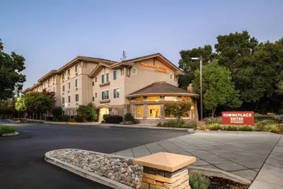 Image de Super Bowl Sunday at Town Place Campbell Queen Studio just 12 miles from Levi's!